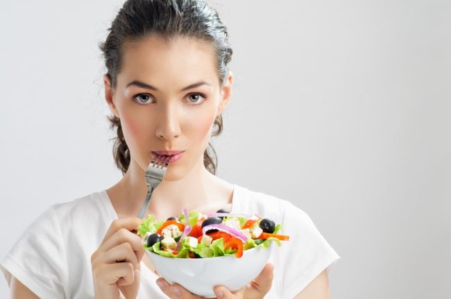 Améliorer son alimentation pour réduire l'acidité de la salive